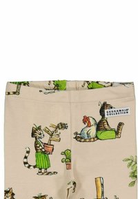 Barns beige leggings med tryckta illustrationer av katter i gröna kjolar, en som håller en växt och en annan som sitter bredvid en höna, märkt "Geggamoja Collection."