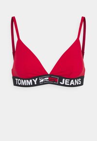 Červená trojuholníková podprsenka vyrobená z mäkkej textílie, s tenkými nastaviteľnými ramienkami a čiernym pásom s logom "TOMMY JEANS" v bielom písme.
