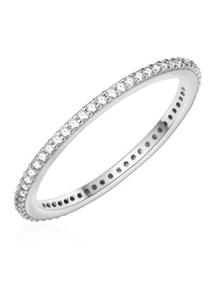 Fine bague en argent avec de petits diamants ronds disposés en continu autour de l'anneau sur un fond blanc.