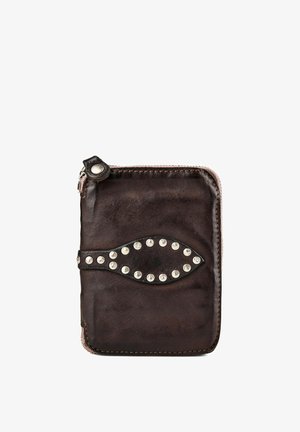 Dunkelbraune Lederbrieftasche mit abgerundeten Kanten, Metallnieten in einem ovalen Muster vorne und Reißverschluss mit Lederlasche.