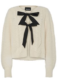 Κρέμα πουλόβερ με πλέξη καλωδίων και μαύρη κορδέλα στον λαιμό, μακριά μανίκια και ριχτό τελείωμα στα μανίκια και στο στρίφωμα. Μαλακή υφή, άνετη εφαρμογή.