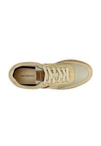 Sneaker beige con tomaia in rete e suede, lacci crema e dettagli marroni. La suola è color beige chiaro con un motivo testurizzato per la presa.