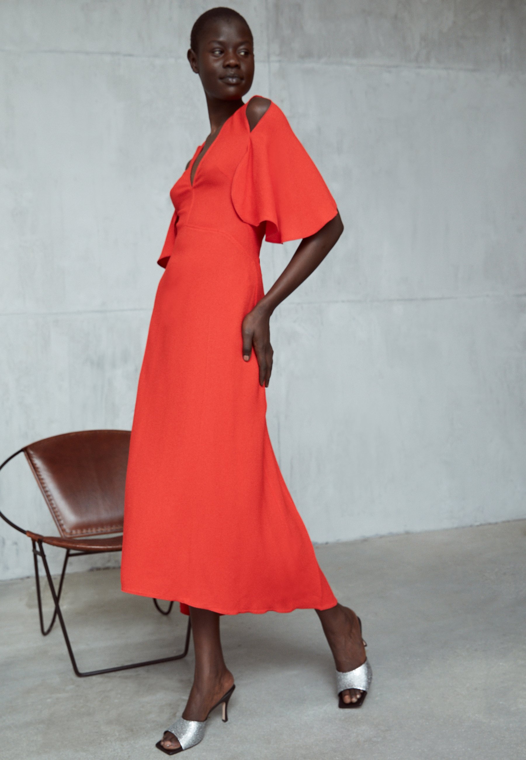 Victoria Beckham KEYHOLE DETAIL V NECK MIDI - Vestido de fiesta - tomato/ rojo - Zalando.es