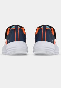 Mornarsko plave i narančaste sportske tenisice prikazane sa stražnje strane, s bijelim teksturiranim potplatima i crnim čičak trakama.