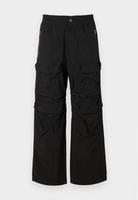 Pantalons cargo noirs avec une taille élastique, plusieurs grandes poches et des poches latérales zippées. Fabriqués en tissu léger et texturé.