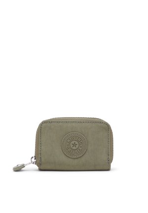 Pequeña cartera rectangular con cremallera en verde oliva con parche redondo del logo de Kipling en el frente y una lengüeta de tela en la cremallera lateral.