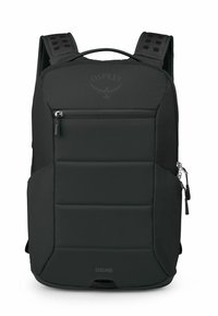 Zaino Osprey Ozone nero con frontale imbottito, tasca con zip, spallacci in rete e dettaglio del logo in cima. Design rettangolare con superficie testurizzata.
