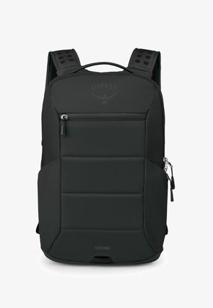 Zwarte Osprey Ozone rugzak met gewatteerde voorkant, ritsvak, ademende schouderbanden en logodetail bovenaan. Rechthoekig ontwerp met een gestructureerd oppervlak.