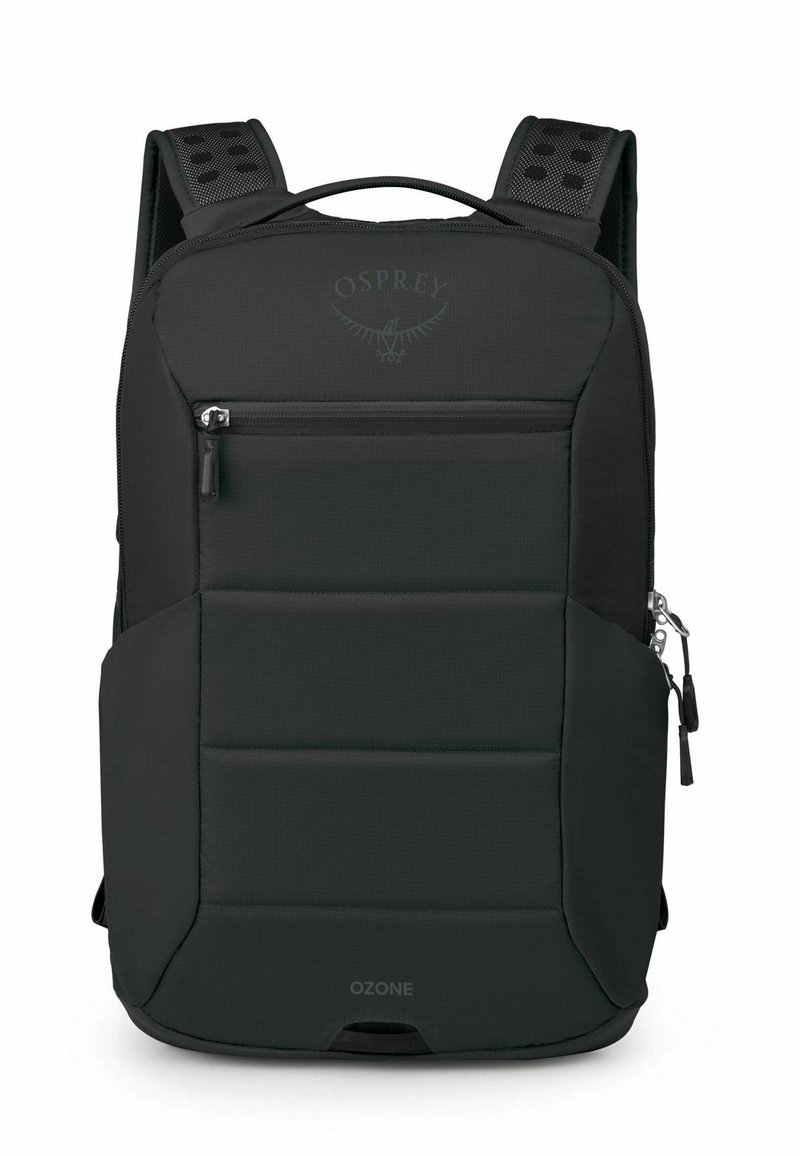 Zaino Osprey Ozone nero con frontale imbottito, tasca con zip, spallacci in rete e dettaglio del logo in cima. Design rettangolare con superficie testurizzata.