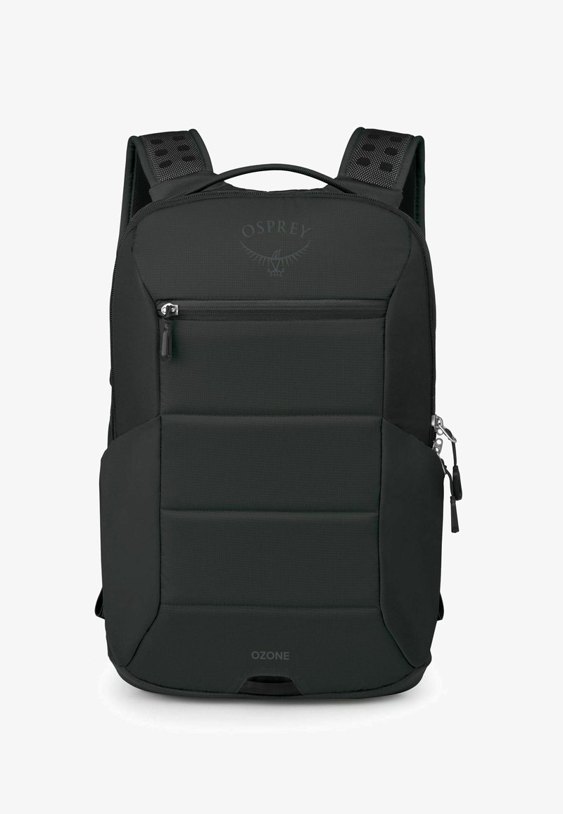 Zaino Osprey Ozone nero con frontale imbottito, tasca con zip, spallacci in rete e dettaglio del logo in cima. Design rettangolare con superficie testurizzata.