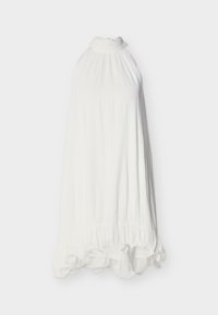 Biała sukienka bez rękawów z wysokim kołnierzem, o prążkowanej fakturze i falbaniastym dole, luźnym kroju, rozłożona płasko na jasnym tle.