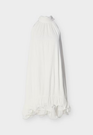 Λευκό αμάνικο φόρεμα με ψηλό γιακά, ριμπ υφή και βολάν στο τελείωμα, σε ελεύθερη χαλαρή γραμμή, απλωμένο επίπεδα σε φωτεινό φόντο.