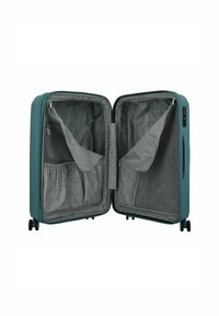 Maleta rígida en color teal con dos compartimentos. El interior presenta un forro gris, un bolsillo de malla, un bolsillo con cremallera y un panel divisor. Incluye ruedas giratorias.