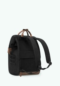 Zaino nero con forma rettangolare, design resistente e accenti in pelle marrone. Presenta spallacci regolabili e una tasca laterale con zip.