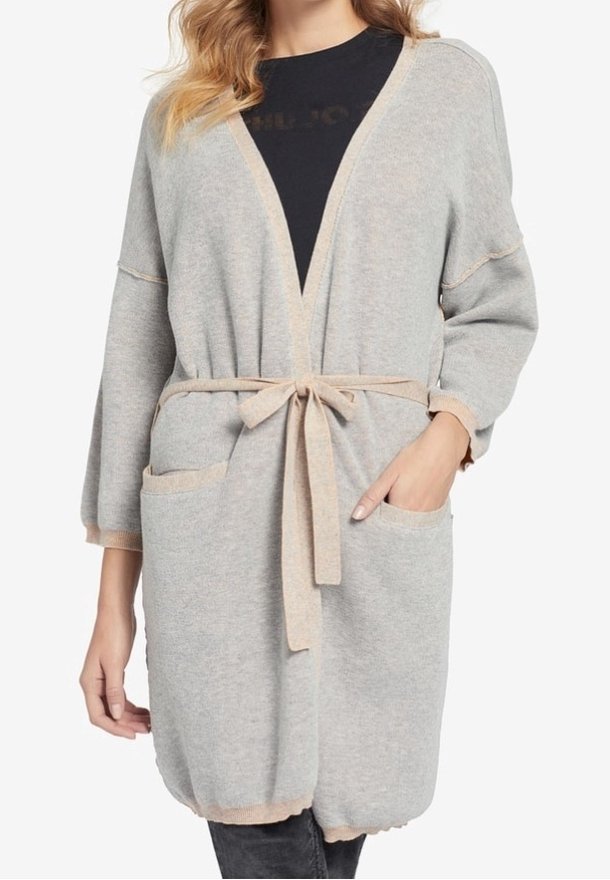 Lichtgrijze gebreide cardigan met een V-hals, een beige strikceintuur, twee vo pockets en driekwartmouwen, met een gladde textuur.