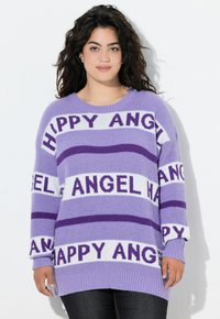 Fioletowy sweter w paski z napisem "HAPPY ANGEL" w białym i ciemnofioletowym kolorze. Dzianinowa struktura, okrągły dekolt oraz luźny krój z długimi rękawami.
