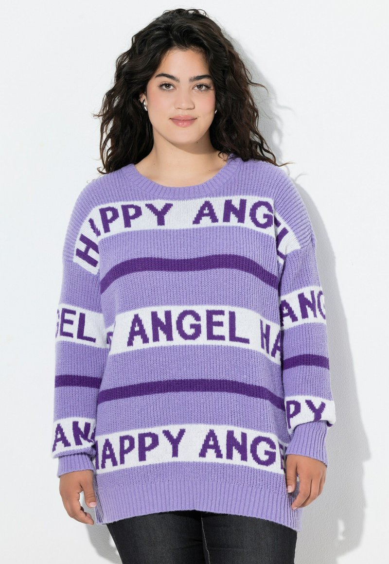 Fioletowy sweter w paski z napisem "HAPPY ANGEL" w białym i ciemnofioletowym kolorze. Dzianinowa struktura, okrągły dekolt oraz luźny krój z długimi rękawami.
