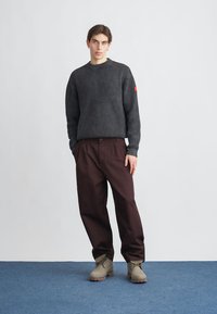 Carhartt WIP MERRICK PANT LENEXA - Pantalones - palisander stone washed