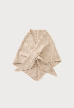 Bufanda de lana beige tejida doblada en forma triangular sobre un fondo claro liso.