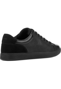 Svart sneaker med ett texturerat läderöverdrag, mockadetaljer, snörningsdesign och en gummisula med ett ribbat mönster.