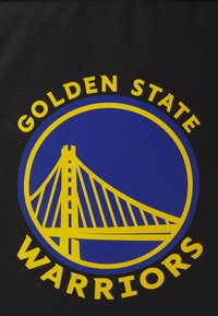 Tela negra con un logo redondo que presenta un círculo azul, un diseño de puente dorado y texto amarillo que dice "GOLDEN STATE WARRIORS" en la parte inferior.