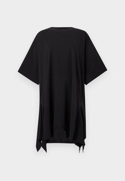 Μαύρο υπερμεγέθες T-shirt από μαλακό ύφασμα, με κοντά μανίκια, στρογγυλή λαιμόκοψη και χαλαρή εφαρμογή με πλευρικές σκισίματα για ευκολία στην κίνηση.