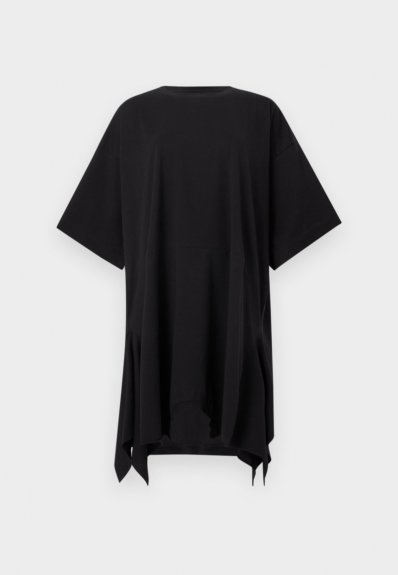 T-shirt noir oversize en tissu doux, avec manches courtes, col rond et coupe ample avec fentes latérales pour faciliter les mouvements.