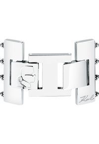 Bracciale in argento con chiusura rettangolare e profilo inciso, finitura liscia e dettagli in catena decorativa.