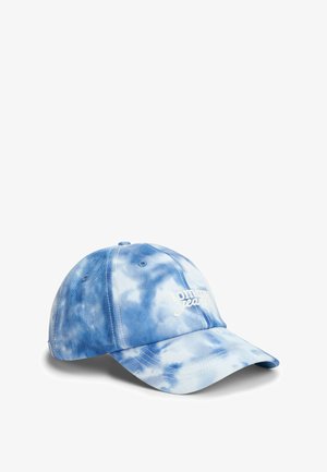 Blauw-witte tie-dye baseballpet met gebogen klep en geborduurd wit "tommy jeans" logo aan de voorkant.