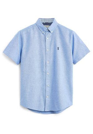 Chemise bleu clair à manches courtes avec boutons, col boutonné et petit homard brodé bleu foncé sur la poitrine gauche.