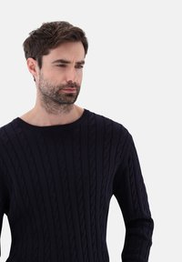 Marineblaues Kabelstrickpullover mit langen Ärmeln, weitem Ausschnitt, strukturiertem Muster und gerippten Bündchen, aus weichem, dehnbarem Material.