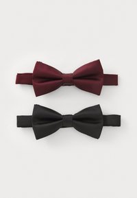 Zwei Satin-Schleifen sind ausgestellt: eine in Burgunderrot und eine in Schwarz, beide mit glatter Oberfläche und elastischen Bändern zum Befestigen.