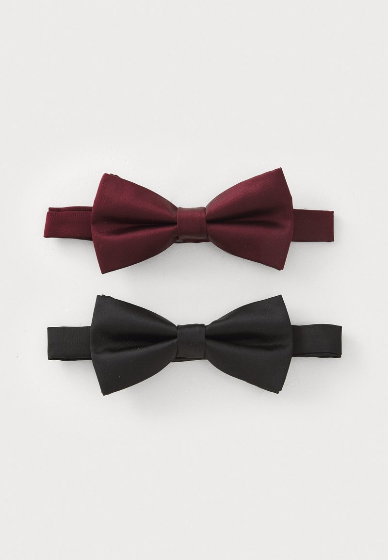 Duas gravatas borboleta de cetim estão em exibição: uma cor bordeaux e outra preta, ambas com texturas suaves e fitas elásticas para fixação.