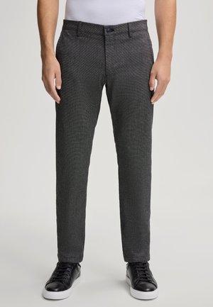 Grau gemusterte Hose mit geradem Schnitt, gefertigt aus strukturiertem Stoff. Mit einem vorderen Knopfverschluss und seitlichen Taschen.