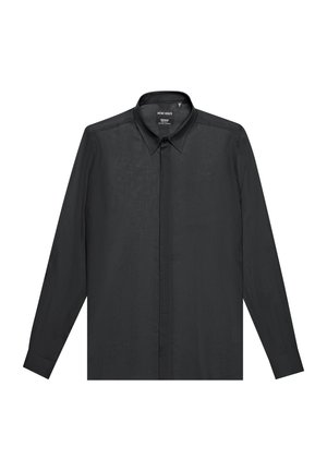 Camisa negra de manga larga con un diseño sencillo, cuello de punta, tapeta de botones y tejido texturizado. Sin patrones ni acentos visibles.