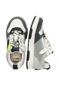 Szare i białe sneakersy wyróżniają się połączeniem siateczki i zamszu, perforowanym czubkiem, kontrastującymi czarnymi akcentami oraz kolorowymi sznurówkami.
