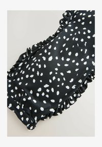 Vald, black white spot