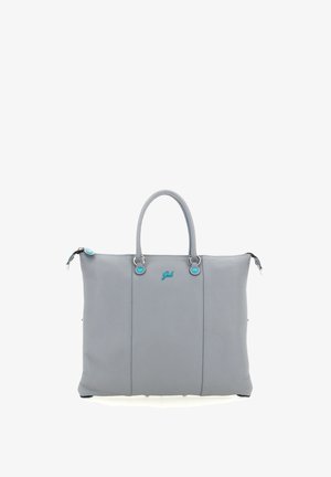 Borsa a mano in pelle grigia con due manici, dettagli con bottoni blu e piccolo logo blu al centro davanti su sfondo bianco.