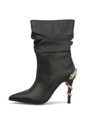 Bota negra de cuero hasta la mitad de la pantorrilla con punta puntiaguda y tacón de aguja alto envuelto con un detalle dorado en forma de serpiente.