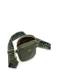 Sac en bandoulière en cuir vert avec un logo doré, fermeture éclair et une sangle en tissu à motif avec des accents noirs. Forme rectangulaire compacte.