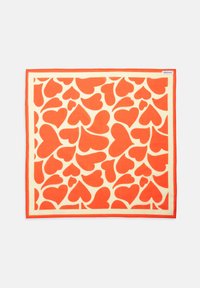 Écharpe en coton avec un motif de cœurs orange sur un fond crème, bordée d'un bord orange uni. Légère et de forme carrée.