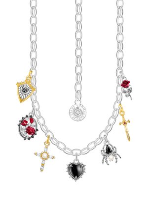 Silberne Halskette mit Anhängern: ein gekröntes Auge, rote Rosen, goldenes Kreuz mit Perle, schwarzes Herz, Spinne mit Perle, goldenes Schwert und rote Rose.