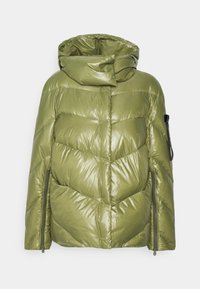 Veste matelassée verte avec quilting en chevrons, grand col, capuche attachée et fermetures éclair sur les poignets des manches et les côtés inférieurs.