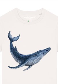 Weißes T-Shirt mit kurzen Ärmeln, das ein Grafiken eines blauen Wals zeigt, detailliert mit unterschiedlichen Blautönen und grünen Nuancen, auf einem glatten Stoff.
