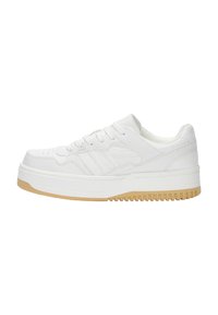 Sneaker bianco con tomaia testurizzata, caratterizzato da tre strisce decorative, una suola spessa e una suola in gomma per una migliore aderenza.