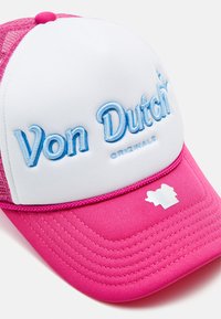 Rosa Baseballcap mit einer weißen Vorderseite. Mit "Von Dutch" in Blau gestickt. Netzrücken und ein kleines Grafikdesign auf dem Schirm.