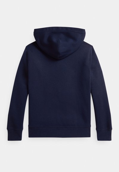 Μπλε ναυτικό φούτερ με κουκούλα και μακριά μανίκια, με ριγέ μανσέτες και τελείωμα, εμφανιζόμενο από πίσω σε λευκό φόντο.