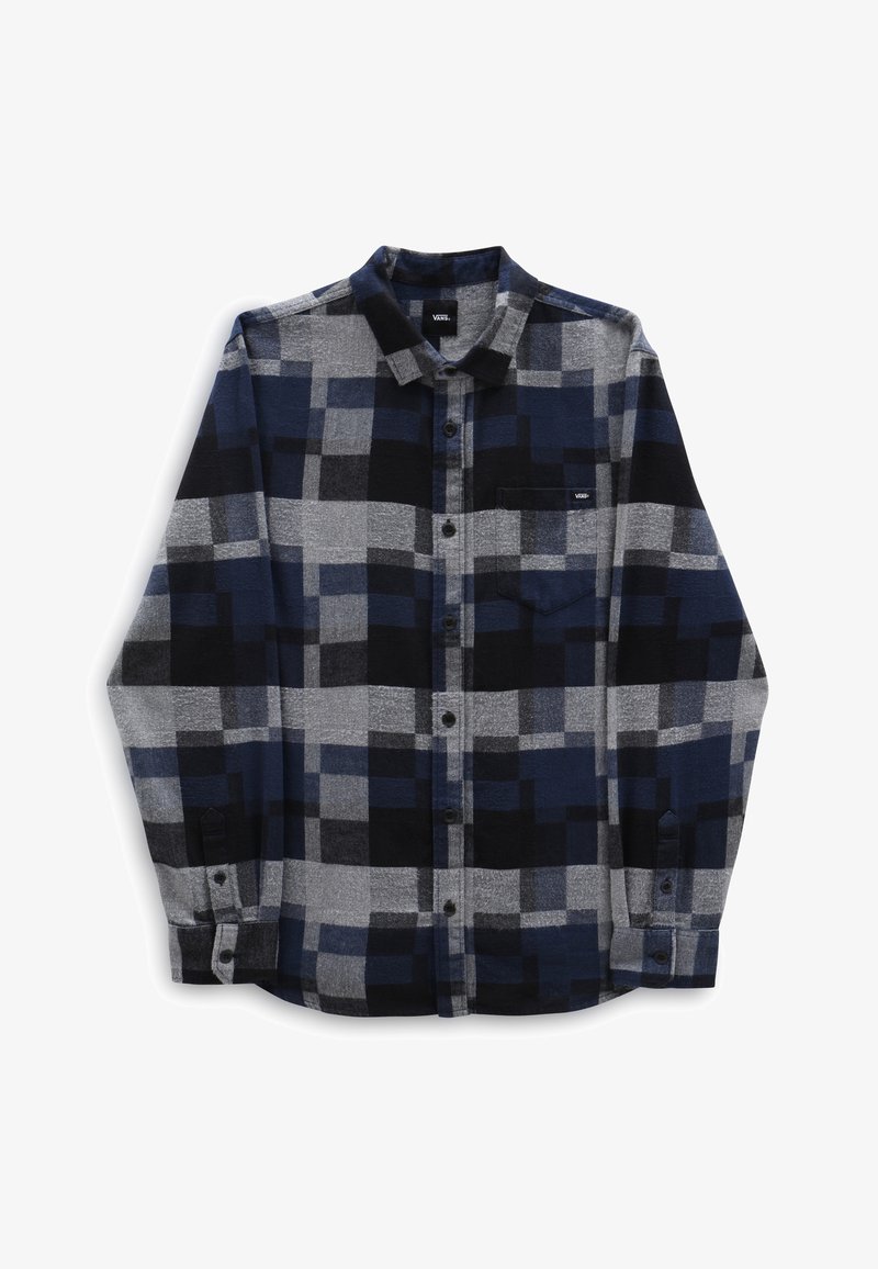 Chemise à manches longues boutonnée avec motif à carreaux bleu marine, noir et gris, et une poche poitrine sur fond blanc.