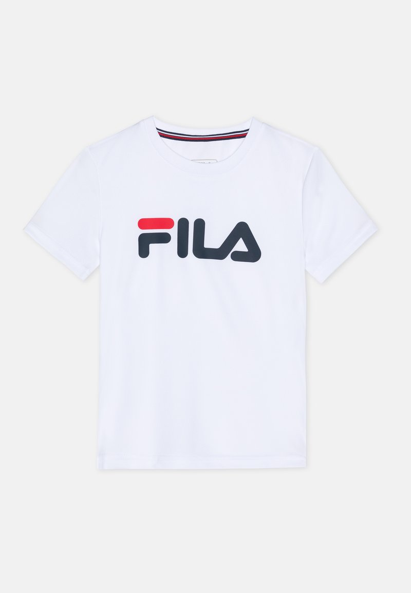 Valge lühikeste varrukatega T-särk, mis on valmistatud siledast kangast, ja millel on rindkeres suur must ja punane "FILA" logo.