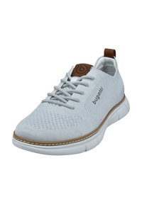 Hellgraue Strick-Sneaker mit einem braunen Logodetail, flachen Schnürsenkeln und einer weißen Gummisohle mit einem strukturierten Muster.